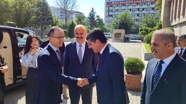 Çin'in Ankara Büyükelçisi Jiang, Batman Valisi Canalp'a çay seti hediye etti