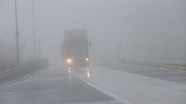 Trafik ekipleri Bolu Dağı'nda sis yüzünden görüş 35 metreye düşünce sürücüleri uyardı