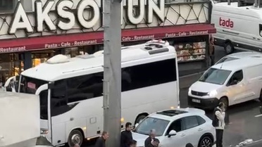 E-5 Haramidere'de kamyonet otomobille çarpıştı, sürücü ağır yaralandı