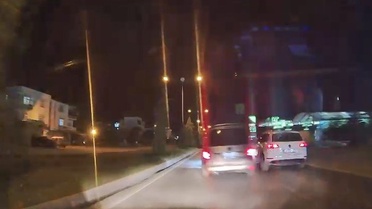 Elazığ'da makas atan hafif ticari araç trafiği tehlikeye attı, anlar kameraya yansıdı
