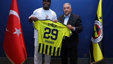 Fenerbahçe'ye konuk olan Emenike'ye 29 numaralı forma armağan edildi