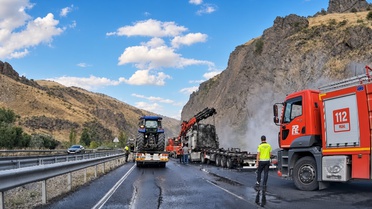 Erzincan Tercan'da hayvan yemi yüklü tır, balata kıvılcımıyla tamamen yandı