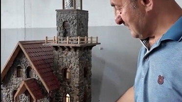 Erzincanlı emekli usta Akyüz, taşlardan yaptığı minyatür evleri hediye ediyor