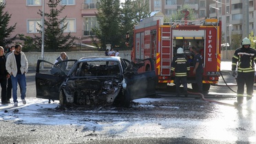Erzurum Palandöken'de otomobilde çıkan yangın aracı kullanılamaz hale getirdi