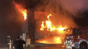 Esenyurt'ta 4 iş yeri ve yemek şirketine sıçrayan yangın 2 saatte söndürüldü