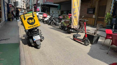 Eskişehir'de Ecan AVM önündeki trafiğe kapalı sokağa kurye motosikletleri park ediyor