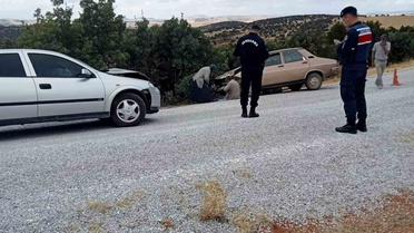 Eskişehir Sivrihisar'da kafa kafaya çarpışan iki otomobilde 1'i ağır 2 kişi yaralandı