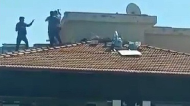 Gaziantep’te bina çatısında yürekleri ağza getiren kavga