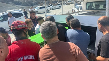 Hatay Antakya'da iş makinesi devrildi, operatör Ömer Bolat hayatını kaybetti