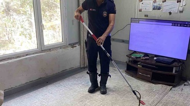 Defne'de eve giren yılan itfaiye ekiplerince zarar görmeden yakalanıp doğaya bırakıldı