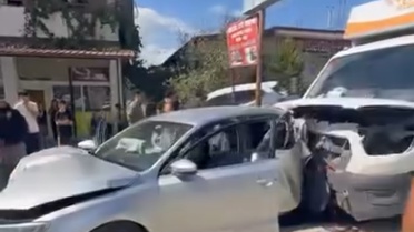 Hatay Defne'de kamyonet otomobile çarptı; 2 kişi yaralandı, kadın son anda kurtuldu