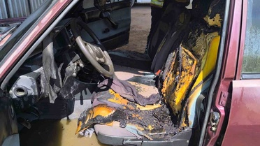 Hatay Reyhanlı'da park halindeki TOFAŞ otomobildeki yangını itfaiye ekipleri söndürdü