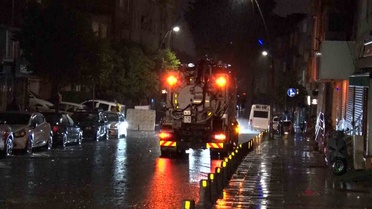İstanbul Eyüpsultan'da sağanak caddeleri göle çevirdi, sürücüler zorlandı