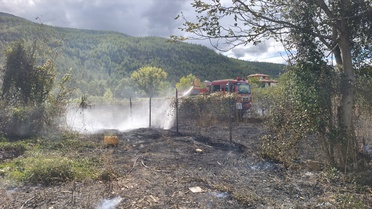 Karabük Safranbolu'da anız yangını evlerin bahçelerine sıçradı, baraka zarar gördü