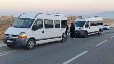 Karaman'da işçi servisine okul servisi çarptı; 1 yaralı hastaneye kaldırıldı
