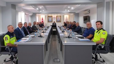 Karaman'da trafik güvenliği toplantısı yapıldı, Vali Çiçek sürücülere uyarıda bulundu