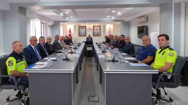 Karaman Valisi Çiçek sürücülere hız limiti ve emniyet kemeri uyarısı yaptı