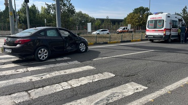 Kars'ta ambulans otomobille çarpışıp levha direğine çarptı, 4 kişi yaralandı