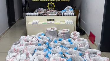 Mersin'de hastane otoparkındaki minibüste 256 bin 900 sentetik hap ele geçirildi