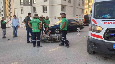 Mersin Erdemli'de otomobil motosikletle çarpıştı, sürücü yaralandı, kaza anı kamerada