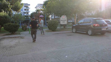 Aydın Efeler'de tüfekle gezen 2 şüpheli, silahı minibüs altına saklayıp yakalandı