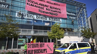 Robin Wood aktivistleri CDU Berlin binasının çatısına iklim protestosu için çıktılar