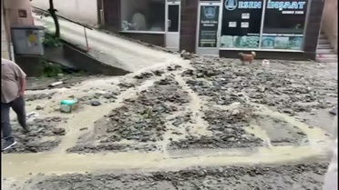 Sinop Ayancık'ta sağanak Panayır Alanı esnafını vurdu, istinat duvarlarında çökmeler oldu