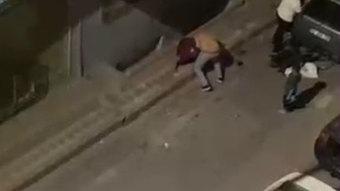 Sultangazi'de akraba kavgasında kadına yumruk atan kişi bebek arabasını fırlattı