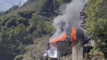 Trabzon Çaykara'da elektrik kontağından çıkan yangında iki engelli kardeş kurtarıldı