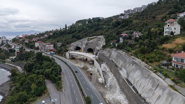 Trabzon'da Güney Çevre Yolu'nun Akçaabat geçişinde 7 tünelin 4'ünde kazı sürüyor