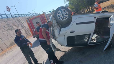 Van Erciş'te kontrolden çıkan otomobil istinat duvarından düştü, sürücü yaralandı