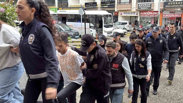 Kendilerini noter görevlisi diye tanıttılar! 55 ilde araç sahiplerini kandıran şebekeye 15 tutuklama