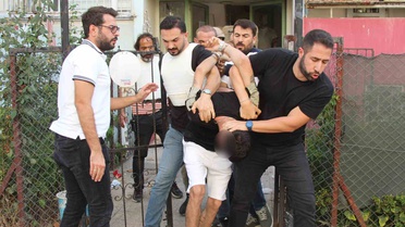 Şehrin göbeğinde polise el bombasıyla karşılık verdi, böyle yakalandı! O anlar kamerada