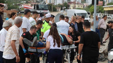 Adana Kozan'da otomobiller kavşakta çarpıştı, biri inşaata savruldu, 4 kişi yaralandı