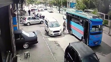 Adana Yüreğir'de açık arka kapılı halk otobüsü bisikletliyi düşürdü, şoför durmadı