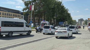 Adıyaman'da kavşakta otomobille çarpışan motosikletin sürücüsü hamileydi, yaralandı