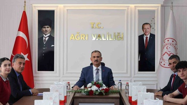 Ağrı Valisi Bozkurt, Cumhuriyet Anadolu Lisesi öğrencilerinin hedeflerini dinledi
