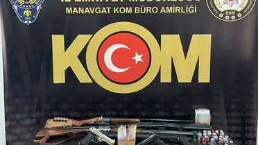 Antalya'da KOM operasyonlarında 17 şüpheli tutuklandı, 27 bin 271 makaron bulundu