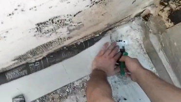 Antalya Manavgat'ta su giderine sıkışan yavru kedi itfaiye ekiplerince kurtarıldı