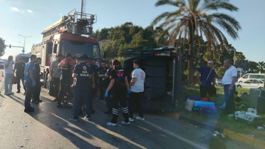Manavgat Çolaklı'da tur midibüsünün karıştığı zincirleme kazada 17 kişi yaralandı