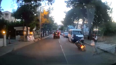 Avcılar'da düşen motosiklet sürücüsü, otomobilin manevrasıyla ezilmekten kurtuldu