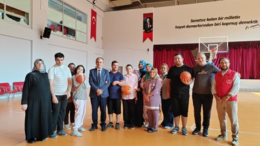 Bafra'da özel gereksinimli gençler anneleriyle basketbol oynadı, madalya aldı