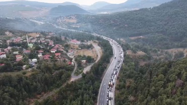Mersin'de alev alan TIR nedeniyle Adana yönünde kilometrelerce kuyruk oluştu