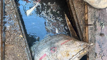 BASKİ ekipleri Balıkesir Ayvalık'ta kanalizasyondan bir çuval kömür çıkardı