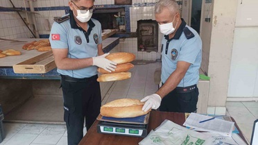 Bayburt'ta zabıta ekipleri fırınlarda hijyen ile ekmek gramajını denetledi