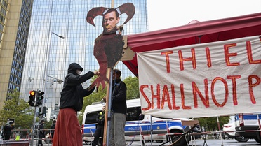 Kreuzberg'de yüzlerce kişi Peter Thiel'e verilen 2026 Axel Springer Ödülü'nü protesto etti