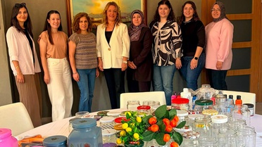 Bilecik'te polis eşleri ve kadın polisler öğrenci bursu için ürün hazırladı