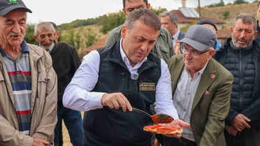 Bilecik Valisi Sözer, Oğulpaşa'da salça kazanı başına geçti, köylülerle hasat yaptı