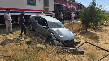 Bingöl Genç'te yolcu treni hemzemin geçitte otomobile çarptı, 1 kişi yaralandı
