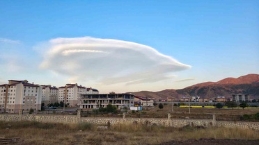 Doğa gözlemcisi Dr. Cihan Önen, Bitlis'te UFO'yu andıran mercek bulutunu görüntüledi
